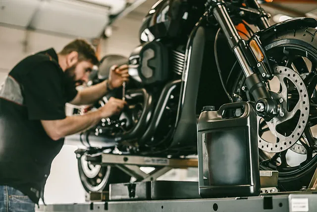 hombre reparando moto