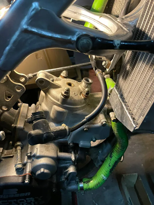 mecánico reparando moto